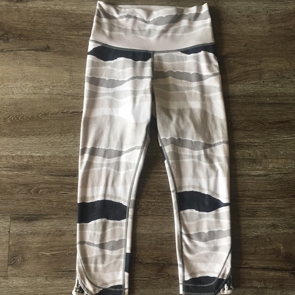 Lululemon Crops • Size 6